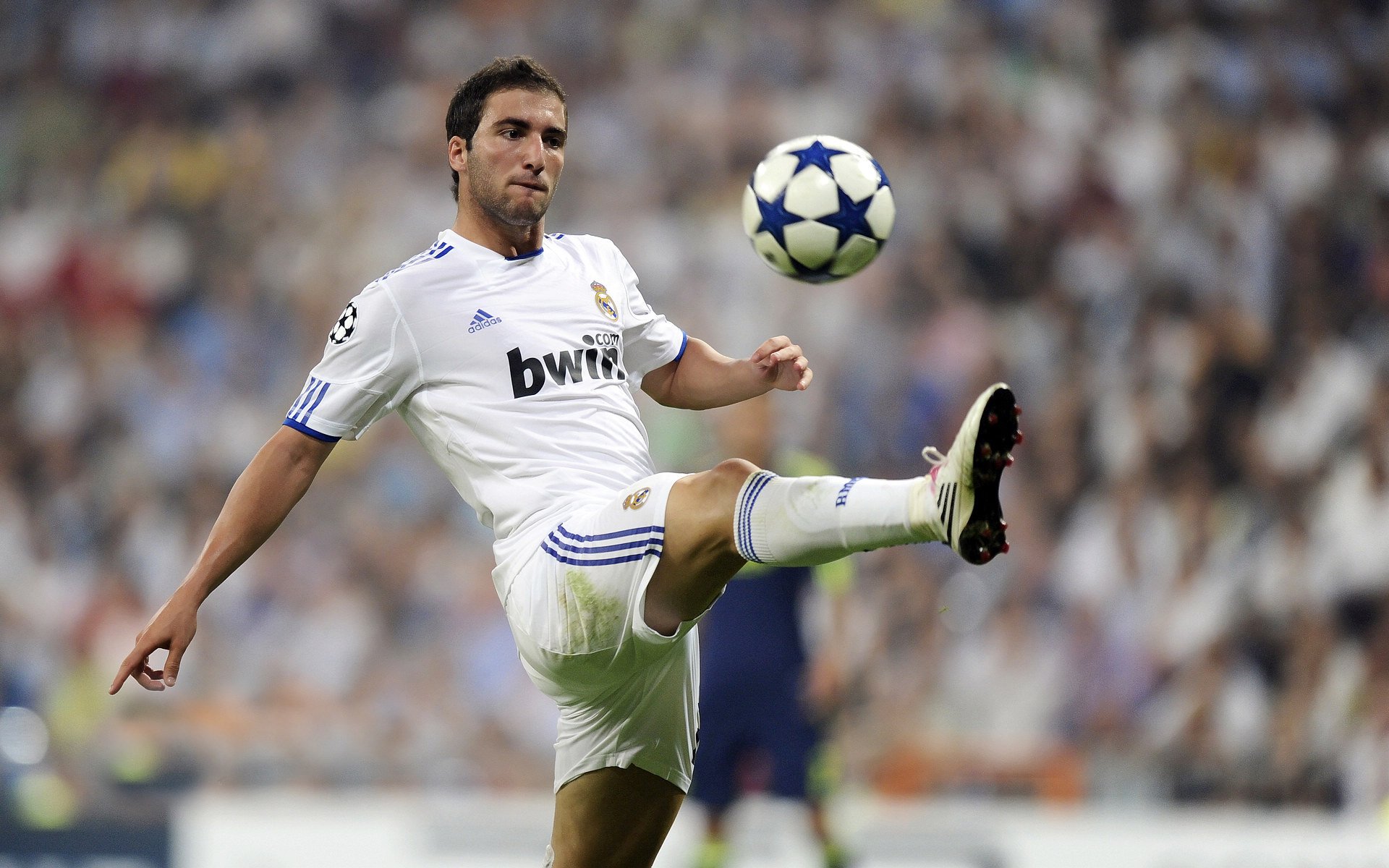 意甲激烈较量，比分1-1，场上快节奏，成功传球率86%，抢断成功率74%